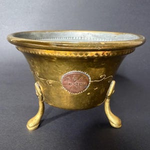 Antik svensk handhamrad mässingsjardiniere, 1797 och 1803 kopparmynt, stativkruka