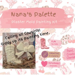 以下が含まれることがあります： Nana's Paletteというタイトルの石膏型ペイントキットで、白い石膏製のカウボーイブーツとリボンが含まれています。パッケージには「Calling all Cowgirls! Giddy Up its Painting time」、「Fun for kids」、「Creative & engaging」、「Paint, Create, Cherish」というテキストが記載されています。