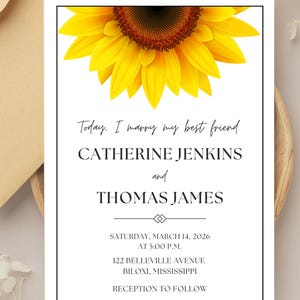Puede incluir: Invitaci&oacute;n de boda con un girasol amarillo brillante en la parte superior. El texto dice: "Hoy, me caso con mi mejor amigo" y anuncia la boda de Catherine Jenkins y Thomas James el 14 de marzo de 2026 a las 17:00 horas en Biloxi, Mississippi. Recepci&oacute;n a continuaci&oacute;n.