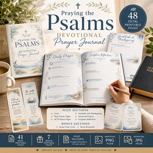 Puede incluir: Un conjunto de diario de oración devocional Praying the Psalms que incluye un diario, páginas imprimibles, marcapáginas y tarjetas de oración. Las páginas muestran ilustraciones en acuarela azul y beige de paisajes costeros y líneas para escribir.
