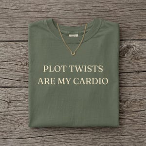 T-shirt med litterärt citat | Plot Twists Are My Cardio