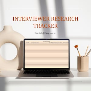 Puede incluir: Una pantalla de portátil que muestra una hoja de cálculo Interviewer Research Tracker con columnas para LinkedIn, Pre-Interview Notes, Specific Question(s) for Interviewer y Post-Interview. El texto dice Interviewer Research Tracker y One tab | Easy to use.