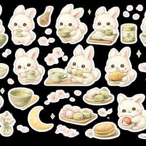 Op de afbeelding: Een stickervel met witte cartoonkonijntjes, kommen groene thee, bamboe garden, matcha poederbussen, kersenbloesems, een gele halve maan en diverse Japanse zoetigheden zoals mochi en dorayaki op een zwarte achtergrond.
