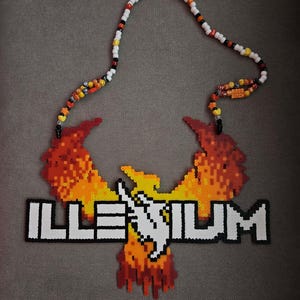 Peut inclure: Un collier de perles avec un grand pendentif en forme de phénix composé de perles en plastique fusionnées. Le pendentif affiche le texte "ILLENIUM" en lettres blanches sur un motif de phénix rouge, orange et jaune. Le collier comprend des perles blanches, orange et jaunes avec une petite perle carrée orange marquée "BASS BITCH".