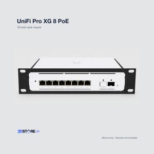 Puede incluir: Un soporte de montaje en rack negro de 10 pulgadas para un switch de red UniFi Pro XG 8 PoE. El marco de metal presenta un recorte rectangular para acomodar el panel frontal del dispositivo, incluyendo ocho puertos Ethernet y dos puertos.