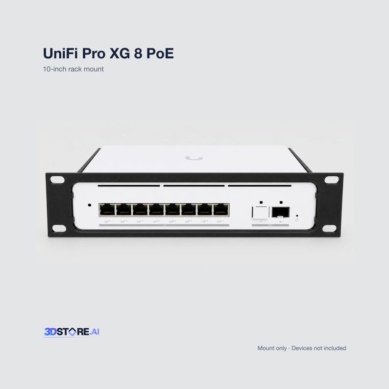 Puede incluir: Un soporte de montaje en rack negro de 10 pulgadas para un switch de red UniFi Pro XG 8 PoE. El marco de metal presenta un recorte rectangular para acomodar el panel frontal del dispositivo, incluyendo ocho puertos Ethernet y dos puertos.