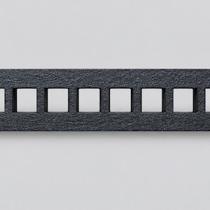 Pode incluir: Um painel de rack retangular de metal preto com acabamento texturizado. O painel apresenta uma linha horizontal de nove aberturas quadradas espa&ccedil;adas uniformemente e quatro orif&iacute;cios de montagem ovais nos cantos da pe&ccedil;a met&aacute;lica.