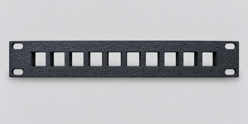 Pode incluir: Um painel de rack retangular de metal preto com acabamento texturizado. O painel apresenta uma linha horizontal de nove aberturas quadradas espa&ccedil;adas uniformemente e quatro orif&iacute;cios de montagem ovais nos cantos da pe&ccedil;a met&aacute;lica.