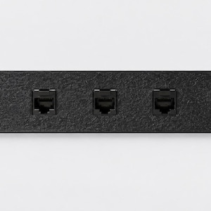 Pode incluir: Um painel de conex&atilde;o preto para montagem em rack com acabamento texturizado e cinco portas Ethernet RJ45 dispostas horizontalmente. O painel met&aacute;lico retangular inclui quatro orif&iacute;cios de montagem, um em cada canto, para instala&ccedil;&atilde;o.
