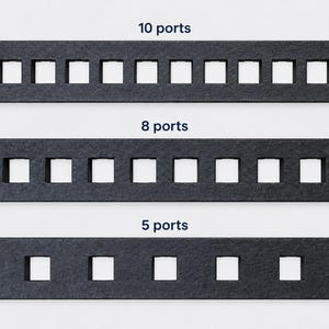 Pode incluir: Tr&ecirc;s pain&eacute;is de conex&atilde;o pretos retangulares para rack com contagens de portas variadas. O painel superior tem 10 portas, o do meio tem 8 portas e o inferior tem 5 portas. Cada painel possui orif&iacute;cios de montagem nas extremidades laterais.
