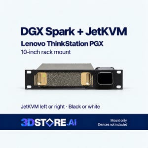 以下が含まれることがあります： DGX SparkおよびJetKVM Lenovo ThinkStation PGX用の黒い10インチラックマウント。フロントパネルには、テクスチャ加工された中央セクション、2つの金色の金属製アクセント、右側に正方形の黒いポートがあります。テキストには、DGX Spark + JetKVM、Lenovo ThinkStation PGX、10-inch rack mount、JetKVM left or right、Black or white、3DSTORE.AI、Mount only Devices not includedと記載されています。