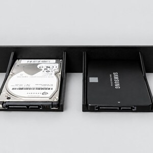 Rack para montagem de dois HDDs SSD de 2,5 polegadas | 1U | Frente fechada | PETG preto imagem 2