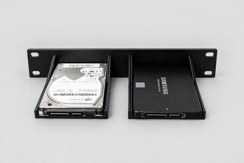 Rack para montagem de dois HDDs SSD de 2,5 polegadas | 1U | Frente fechada | PETG preto imagem 2