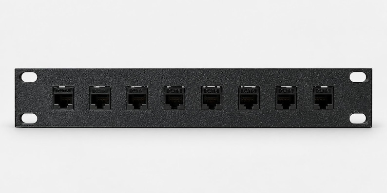 Pode incluir: Um painel de conex&atilde;o preto retangular para montagem em rack com oito portas Ethernet RJ45 individuais rotuladas como Cat6. O painel inclui quatro orif&iacute;cios de montagem, um em cada canto, projetados para instala&ccedil;&atilde;o segura em racks.