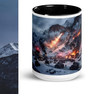 Può includere: Una tazza in ceramica con interno e bordo neri, caratterizzata da una grafica avvolgente che raffigura un grande drago che sputa fuoco su una base militare innevata con carri armati e soldati in un paesaggio montuoso.
