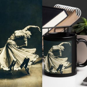 Może przedstawiać: Czarny ceramiczny kubek z fotograficznym nadrukiem w odcieniu sepii przedstawiającym tancerza w zwiewnej spódnicy i zdobionym topie, uchwyconego w dramatycznej, wygiętej pozie z jedną ręką uniesioną nad głową, a drugą przy talii.