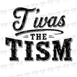 Op de afbeelding: Een zwart grafisch ontwerp met de tekst T'was THE TISM in een verweerd lettertype. Het woord T'was is geschreven in een groot, vet cursief schrift, terwijl THE TISM wordt weergegeven in een blokkerig schreeflettertype met een horizontale lijn.