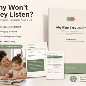 Op de afbeelding: Een opvoedingsset getiteld Why Won't They Listen? GEM Framework Scripts for Ages 2 to 5, bestaande uit een boek, een referentiekaart en een Say This, Not That-blad. De materialen zijn crèmekleurig met saliegroene en oranje accenten.