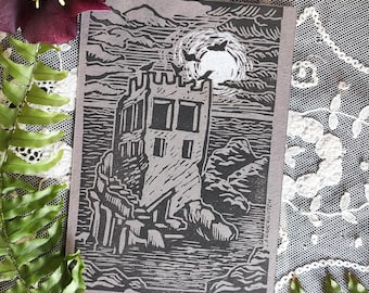 Tour notturno sotto la luna. Stampa linoleografica formato A6, gotico, arte medievale, Medioevo, cartolina, dark fantasy, tarocchi cupi