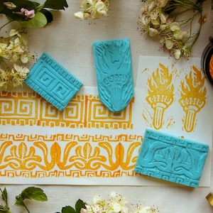 Lot tampons Grèce antique avec torche et frises grecques artisanal mythologie hellenisme handmade papeterie witchy ornemental archéologie