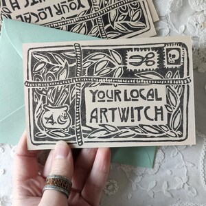 Your local artwitch. Impression linogravure pour sorcière artiste. Magie sorcellerie. Carte postale A6 cabinet de curiosité