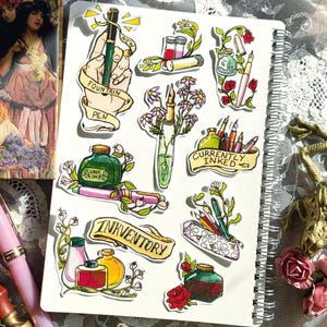 Könnte beinhalten: Eine Notizbuchseite mit handgezeichneten Stickern, die Tintenflaschen, Stifte und Bleistifte zeigen. Die Sticker sind mit Blumen verziert und tragen den Text "New Fountain Pen", "Currently Inked" und "Inkventory".