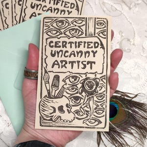 Certified uncanny artist. Impression linogravure, faux diplôme pour artistes bizarres. Carte postale A6cabinet de curiosité