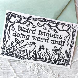 Weird humans doing weird stuff. Impression linogravure, cottage core, pour personnes atypiques, artistes. Carte postale A6