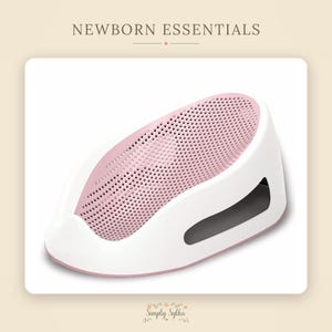 Puede incluir: Un asiento de baño para bebé en color blanco y rosa claro con una superficie perforada y texturizada para el drenaje. La estructura tiene un diseño ergonómico curvo con un marco exterior blanco sólido y una sección central de malla rosa.