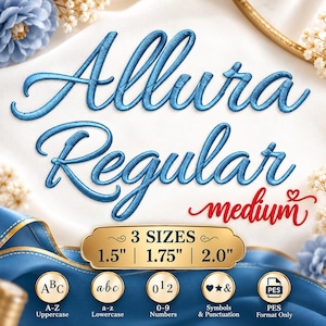 以下が含まれることがあります： 青い筆記体で書かれたAllura Regular mediumというタイトルのデジタル刺繍フォントファイル。画像には、金色のプレートに3 SIZES 3.81 cm | 4.45 cm | 5.08 cmというテキストが表示され、大文字、小文字、数字、記号、PES形式のアイコンが並んでいます。