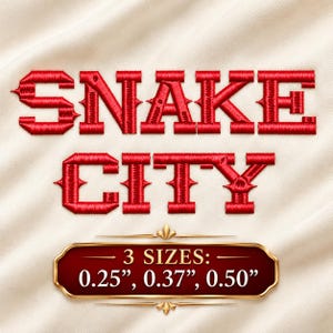 Op de afbeelding: Rode geborduurde tekst SNAKE CITY in een vetgedrukt schreeflettertype op een crèmekleurige stoffen achtergrond. Daaronder staat een donkerrood rechthoekig bordje met gouden rand en de witte tekst 3 SIZES: 0,64 cm, 0,94 cm, 1,27 cm.