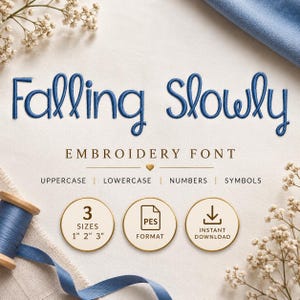 Puede incluir: Fuente de bordado digital titulada Falling Slowly en letras cursivas azules. Incluye mayúsculas, minúsculas, números y símbolos en tamaños de 2,5 cm, 5 cm y 7,6 cm. Formato PES e iconos de descarga sobre un fondo de tela clara.