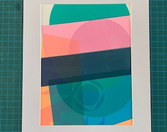 Könnte beinhalten: Abstrakter Kunstdruck mit überlappenden Kreisen und Rechtecken in den Farben Rosa, Orange, Türkis und Blau.