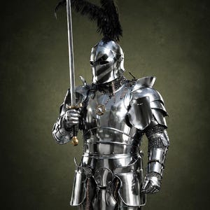 Op de afbeelding: Een volledig harnas van gepolijst zilverkleurig staal met een gesloten helm met een zwarte veren pluim, maliënkolder nekbescherming, een borstplaat met een goudkleurige kettinghalsketting en een lang recht zwaard in de rechterhand.