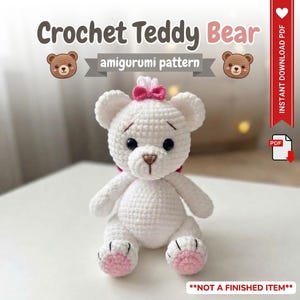 Könnte beinhalten: Ein weißes Häkel-Teddybär-Amigurumi-Muster mit einer kleinen rosa Schleife auf dem Kopf und rosa Akzenten an den Pfoten. Der Text lautet Crochet Teddy Bear amigurumi pattern, INSTANT DOWNLOAD PDF und NOT A FINISHED ITEM.