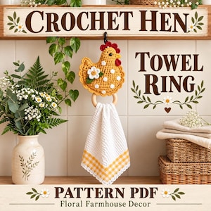 Puede incluir: Un anillo para toalla con forma de gallina de ganchillo, amarilla con lunares blancos, cresta roja y una flor blanca. Una toalla blanca de tejido tipo gofre con borde de cuadros amarillos cuelga del anillo. Texto: CROCHET HEN TOWEL RING.