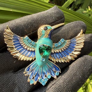Vintage Fashion Brooch Pin Badge for Women Men Decorative Lapel Pin Jewelry Accessory for Suits Jackets Backpacks Aesthetic Gift for Her