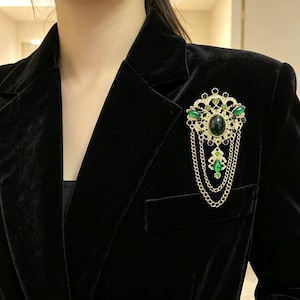 Vintage Emerald Green Baroque Brooch Pin with Tassel Chains for Women Luxury Royal Statement Jewelry Anniversary Birthday Gift for Her