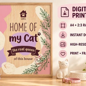 Puede incluir: Una impresión digital enmarcada con el texto HOME OF my Cat the real queen of this house, un icono de gato, ilustraciones florales y formas abstractas rosas y moradas sobre un fondo de veta de madera. Incluye detalles de descarga.