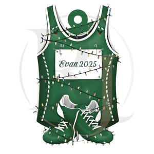 Op de afbeelding: Een groen hardloopshirt met witte randen en een wit rechthoekig startnummer met de tekst Evan 2025, gecombineerd met groene spikes. De hele set is omwikkeld met een snoer van veelkleurige kerstverlichting met kleine hulstaccenten.