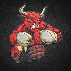 Puede incluir: Un parche bordado que muestra un toro rojo musculoso con cuernos afilados y un anillo en la nariz, en posición de boxeo. El toro lleva guantes de boxeo dorados y muestra una expresión feroz con los dientes descubiertos, en hilos de color rojo, negro y oro.