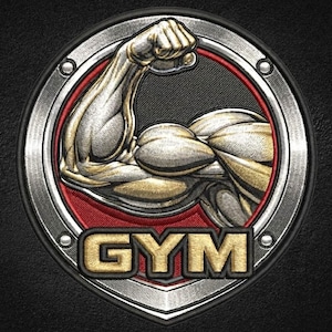 Pode incluir: Um emblema bordado circular apresentando um bíceps flexionado em prata e ouro metálico, centralizado dentro de uma moldura vermelha e preta. A palavra GYM está bordada em letras douradas em negrito na parte inferior, cercada por uma borda metálica prateada.