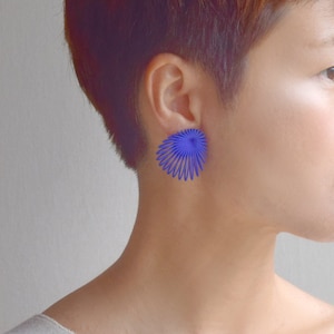 Puede incluir: Un par de pendientes azules con un diseño geométrico en forma de abanico. Los pendientes están hechos de un material delgado, similar a un alambre.