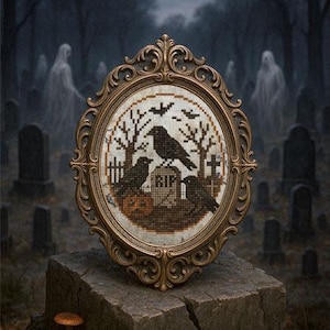 Puede incluir: Un diseño de punto de cruz enmarcado ovalado con tres cuervos posados en una lápida con la palabra "RIP". El marco es ornamentado y dorado, sobre un fondo de cementerio. El texto "HERE COME THE CROWS" está en la parte inferior.