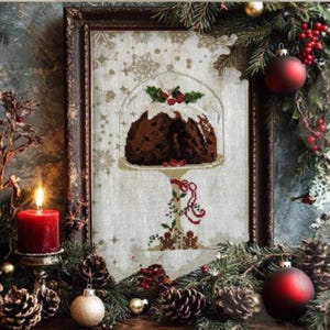 Könnte beinhalten: Ein gerahmtes Kreuzstichbild, das einen Weihnachtskuchen auf einem Podest zeigt, verziert mit Stechpalmen und Beeren. Das Bild ist von festlichen Dekorationen umgeben, darunter Tannenzapfen, rote Kugeln und eine brennende rote Kerze in einem silbernen Kerzenhalter.