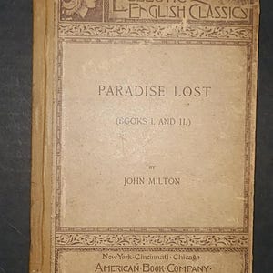 Puede incluir: Un libro antiguo de tapa dura color canela titulado Paradise Lost (Books I. and II.) de John Milton, publicado por American Book Company. La portada presenta bordes decorativos marrones, una ilustración de perfil y el texto Eclectic English Classics.