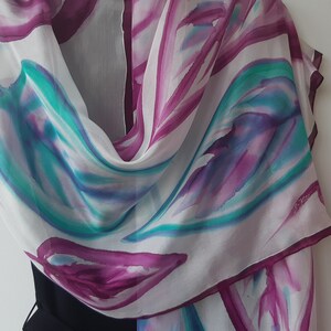 Bufanda de seda pintada a mano para damas. Hojas pintadas a mano en blanco, morado, violeta y menta. Bufanda de seda de 18&#39;&#39; x 71&#39;&#39;. Bufanda de hombro en blanco y morado