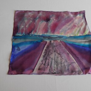 Pañuelo de bolsillo de seda pintado a mano, diseño original, 28 x 28 cm, en morado y gris. Pañuelo de lujo. Inspirado en luces nórdicas.