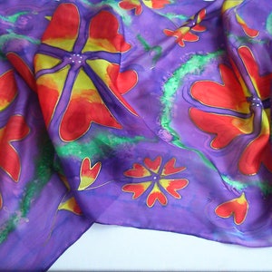 Coeurs peints, écharpe en soie violette, écharpe en soie tendance peinte à la main pour femme. Foulard en pure soie fabriqué par l'artiste, écharpe violette extravagante.