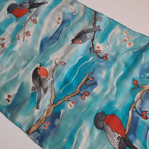 Pañuelo de seda con pájaros pintados a mano. Pañuelo de seda con camachuelo pintado para mujer. Fular de 35 x 130 cm. Pájaros de jardín pintados. Pájaros y bayas.